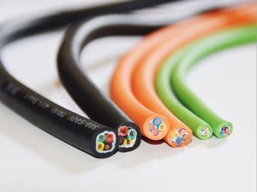 Industriales defendidos arrastran el cable de cadena con la chaqueta de PVC flexible